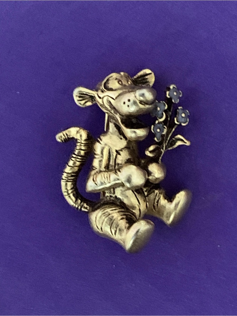 Disney vintage 90’s Matte Gold Tone Pin Brooch Tigger w Bunch Enameled Flowers